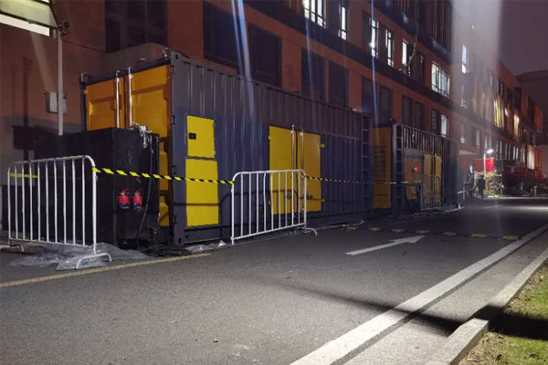 射阳柴油发电机组的输出电压是如何调节的？